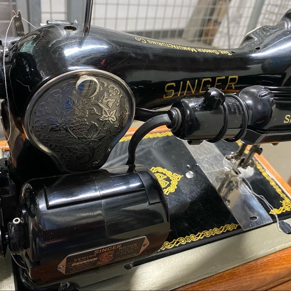 MAKE ME AN OFFER!!! Super cool antique sewing machine - Picture 2 of 8